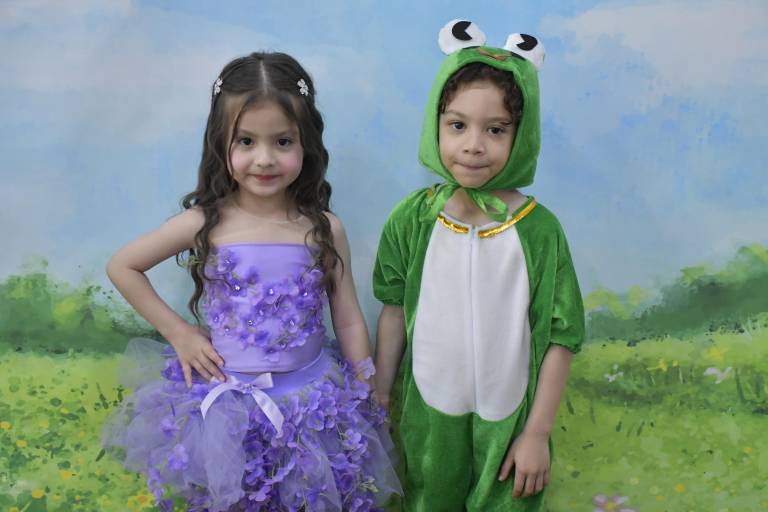 Con coloridos disfraces recibe Instituto Senda la primavera