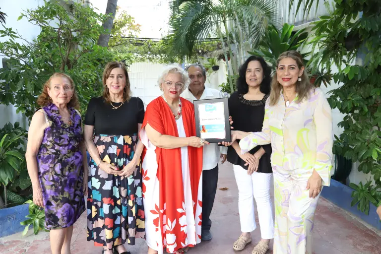 La poeta Julieta Montero recibe reconocimiento por su trayectoria y aportes a la literatura regional.