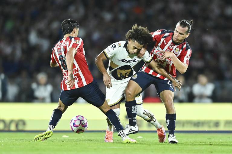 Chivas remonta y vence 2-1 a Pumas en duelo de alta tensión en CU