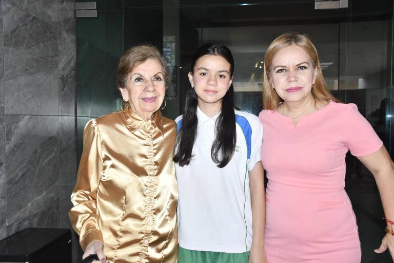 Agradecen a Dios, alumnos del Instituto Senda por culminar una etapa de su educación