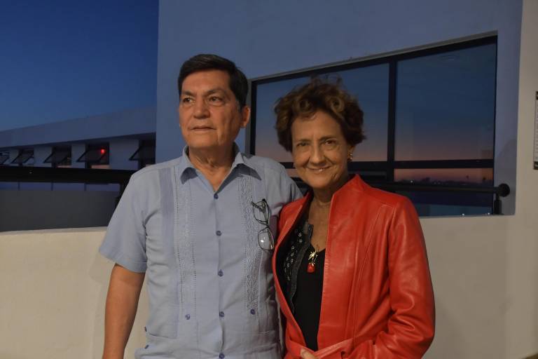 Disfrutan clientes de Impulsa Inmuebles de una velada con ‘Pan y Vino’