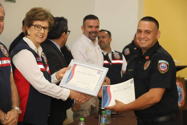 Bomberos reciben reconocimientos y ascensos en su día