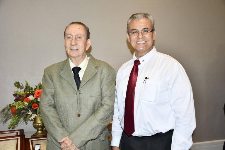 Reconoce trayectoria de sus docentes en el Día del Maestro