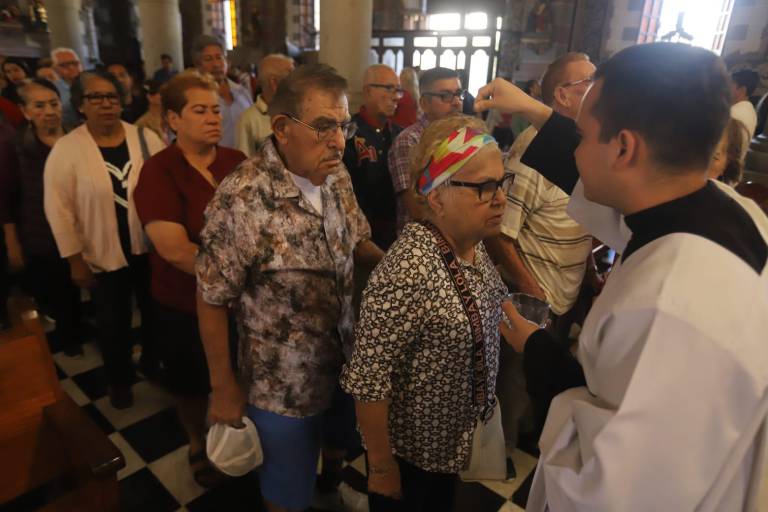 Acuden centenares de fieles a imposición de la ceniza en la Catedral de Mazatlán