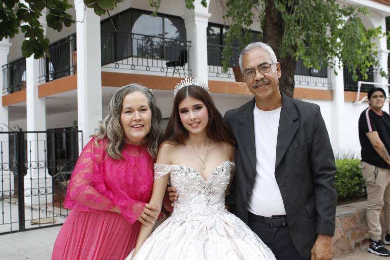 Celebra María Sophía sus dulces 15 años