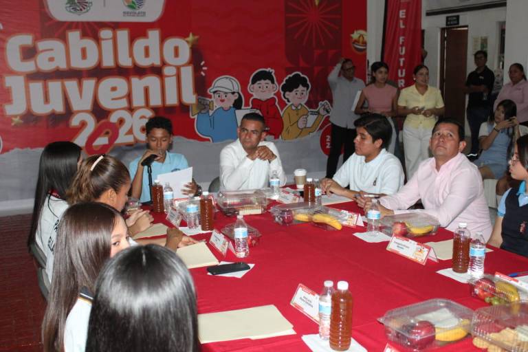 Reconoce Alcalde de Navolato a participantes del Cabildo Juvenil 2026 y entrega estímulos económicos y reconocimientos por su valiosa participación