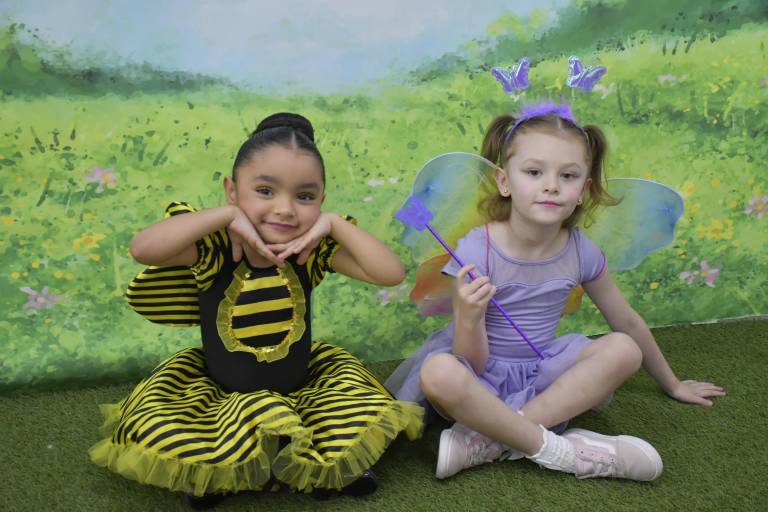 Con coloridos disfraces recibe Instituto Senda la primavera