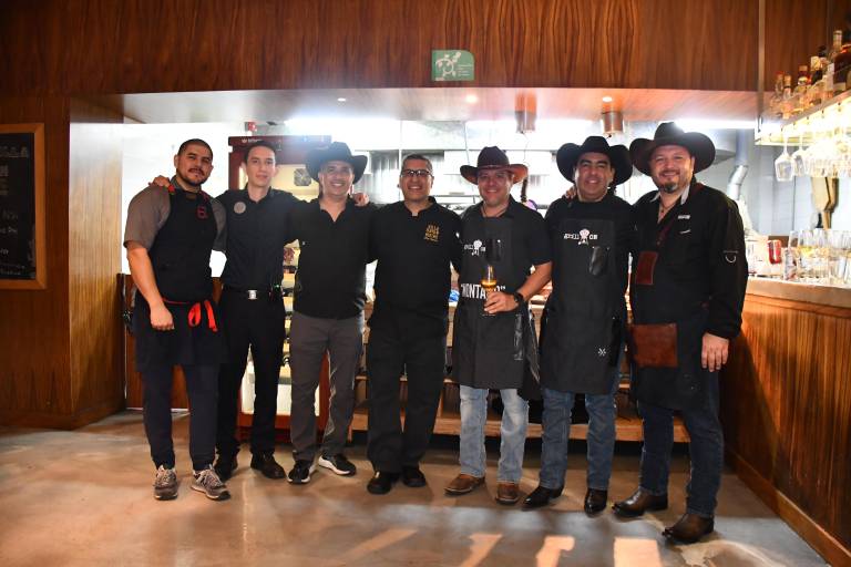 El chef Ignacio Osuna junto a su equipo y el club Grill On, creadores del Parrilladón con causa.