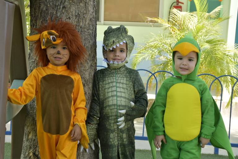 Con coloridos disfraces recibe Instituto Senda la primavera