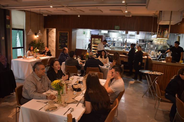 Disfrutan clientes y amigos de ‘La Dolce Villa’ con el chef Ignacio Osuna