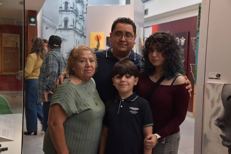 Exponen su arte en busca de la reconstrucción social