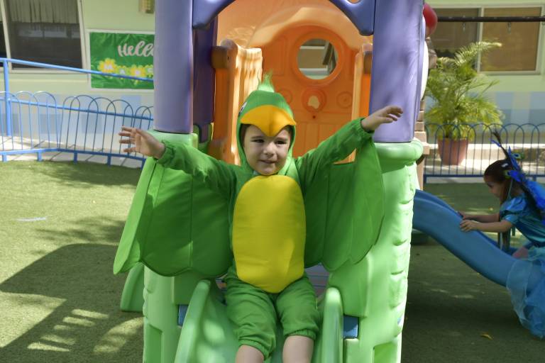 Con coloridos disfraces recibe Instituto Senda la primavera