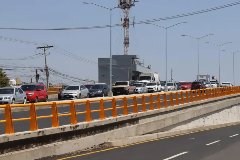 Obras complementarias del puente de la Colosio, en Mazatlán, genera tráfico en horas pico