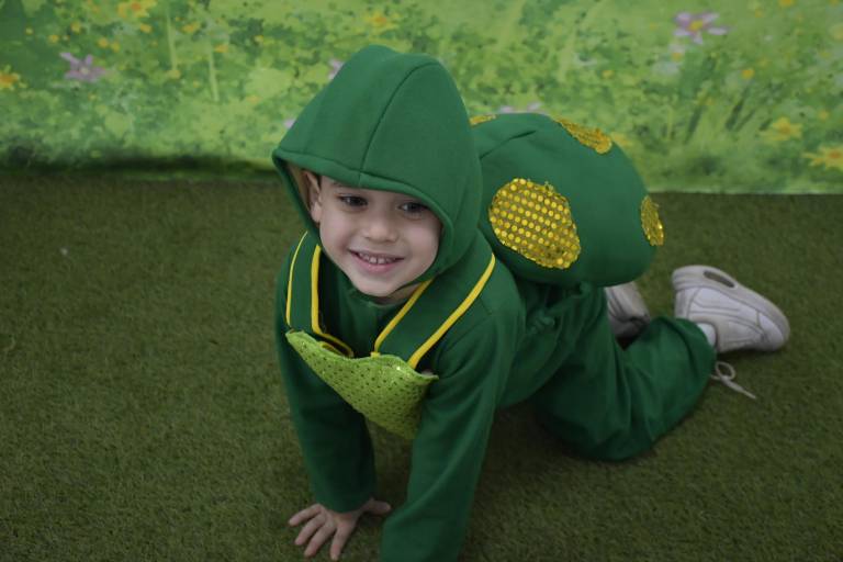 Con coloridos disfraces recibe Instituto Senda la primavera