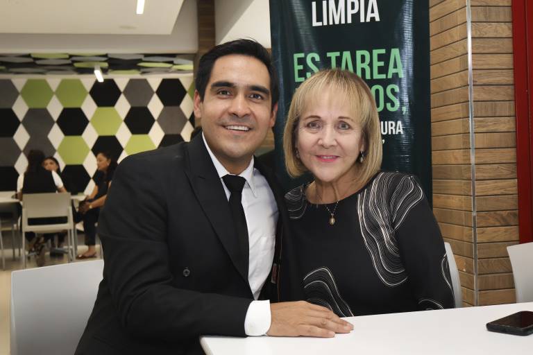 Realizan alumnos del Tecmilenio Culiacán la firma de títulos y grados académicos