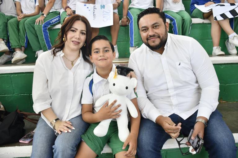 Con aplausos despide el Instituto Senda a su GENE 7 de Preparatoria