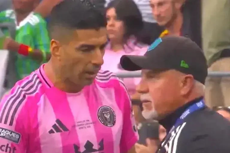 Luis Suárez, suspendido seis partidos por escupir a un técnico en la final de la Leagues Cup