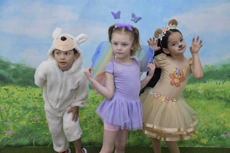 Con coloridos disfraces recibe Instituto Senda la primavera