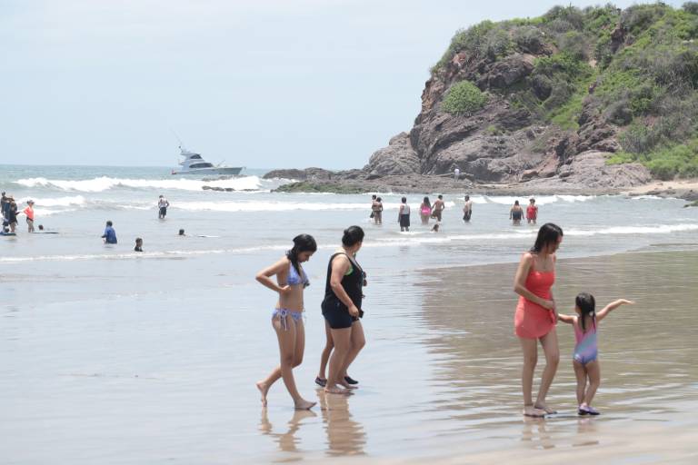 Disfrutan visitantes de atractivos turísticos en Cerritos y Zona Dorada