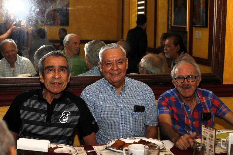 Disfrutan grato reencuentro ex alumnos de la primaria Dr. Ruperto L. Paliza