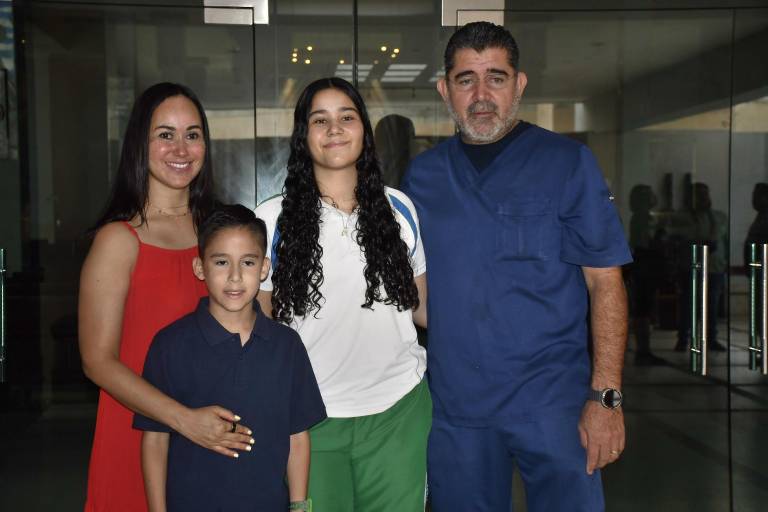 Agradecen a Dios, alumnos del Instituto Senda por culminar una etapa de su educación