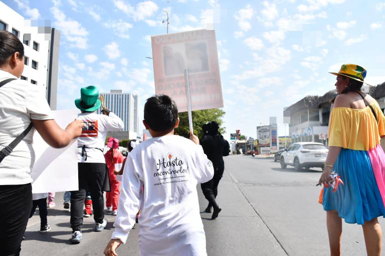 Niños con familiares desaparecidos festejan su día con marcha a la Fiscalía de Sinaloa
