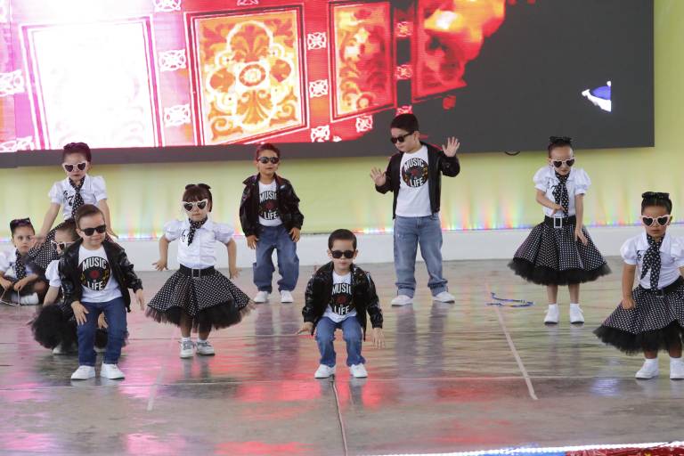 Disfrutan alumnos y padres de familia de su Festival de Primavera Senda’s Throwback