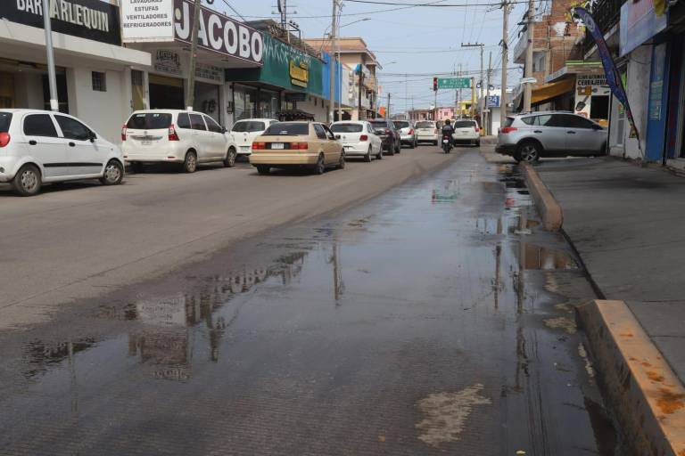 Aparecen fugas de agua en la recién remodelada avenida Insurgentes, en Mazatlán