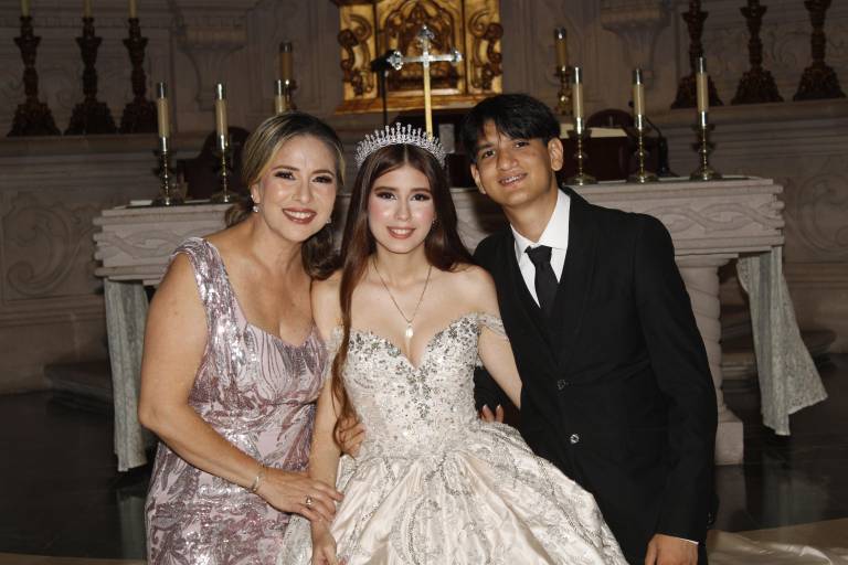 Celebra María Sophía sus dulces 15 años