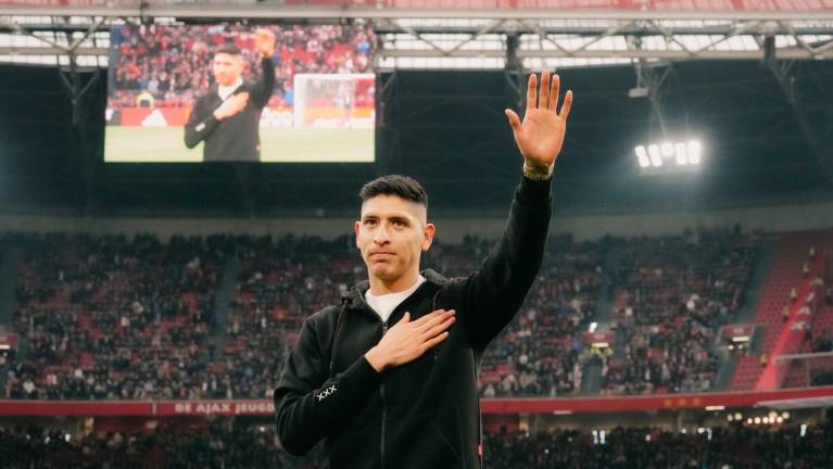 Ajax rinde emotivo homenaje a Edson Álvarez