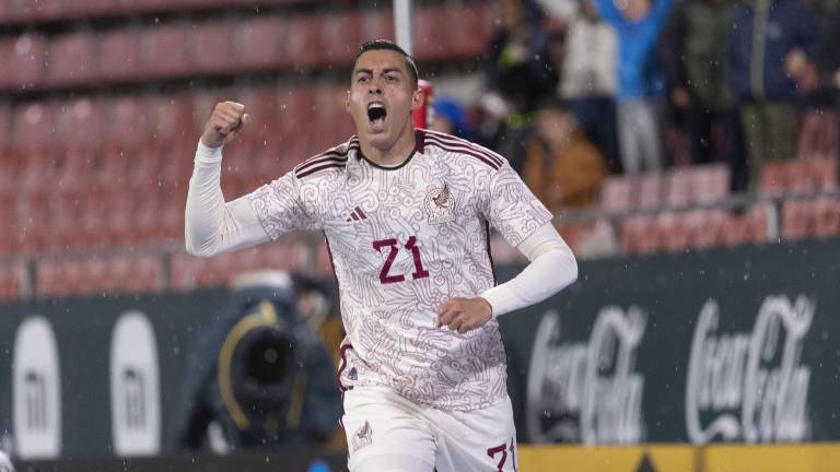 Rogelio Funes Mori anota el segundo gol de México.