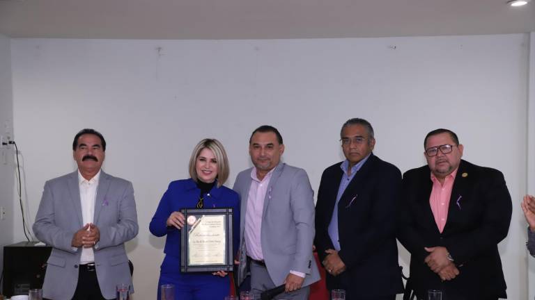 La expositora María del Rosario Torres recibió un reconocimiento de manos de la mesa directiva del Colegio de Abogados Marco Antonio Arroyo Cambero.