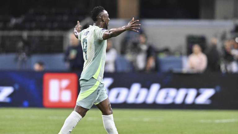 Julián Quiñones anotó su primer gol con la Selección Mexicana.