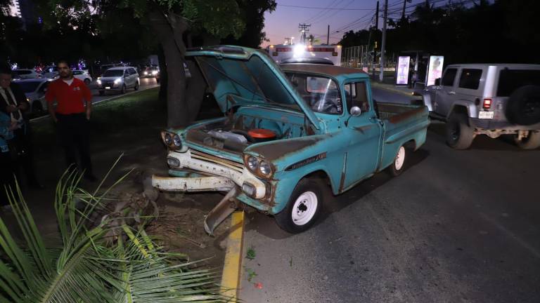 Una camioneta se impactó con una palmera, la cual terminó derribada, en un choque registrado frente al Parque Central de Mazatlán.