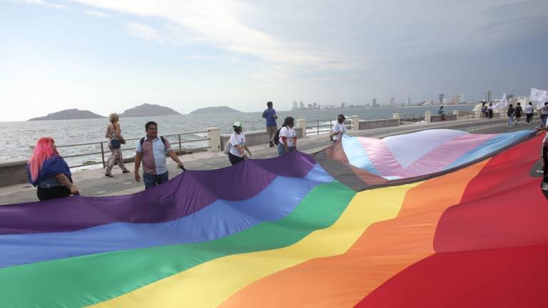 La marcha de la comunidad LGBT en el puerto.