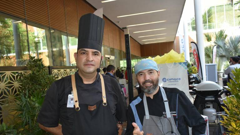 Los chefs Adrián Alfonso López, y Miguel Taniyama dirigen el curso de asado organizado por Cimaco.