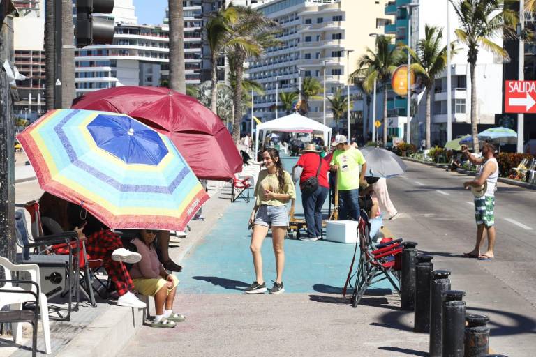 Desde tempranas horas, cientos de mazatlecos y turistas ocuparon espacios en la Avenida del Mar para asegurar la mejor vista del segundo desfile del Carnaval.