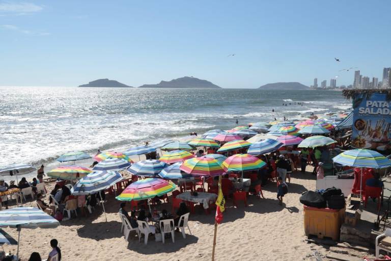 Locales y turistas continúan en las playas de Mazatlán en el cierre de Semana Santa