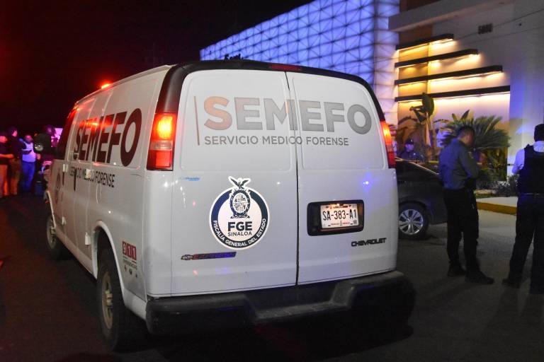 Dejan cuerpo sin vida con mensaje a espaldas de hotel en la salida norte de Culiacán