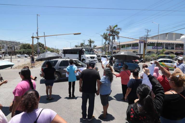 Bloquean vecinos de La Foresta avenida Clouthier para defender los terrenos públicos