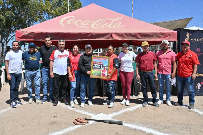 Reconocen labor de Lorena Aguilar en la formación de nuevos peloteros, en la comunidad La Amapa