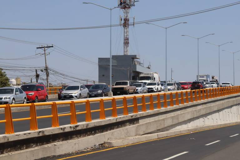 Se mantiene tráfico en franja del puente del Libramiento Colosio; trabajadores intensifican los esfuerzos