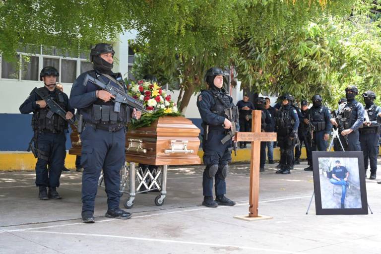 Rinden homenaje póstumo a oficial de la PEP asesinado en Culiacán