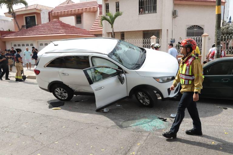 Fuerte carambola y volcadura deja 5 menores lesionados, en Mazatlán