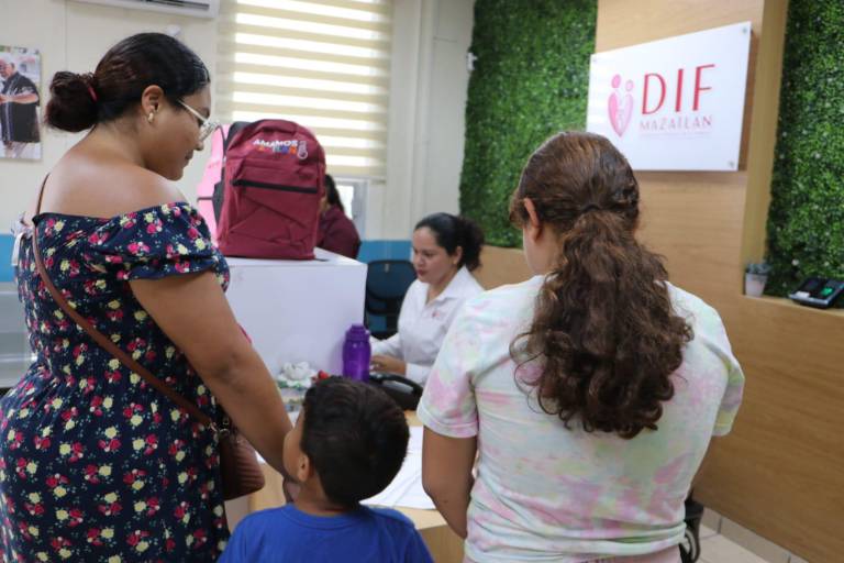 Entrega DIF Municipal 1,300 mochilas a niñas y niños mazatlecos de primaria