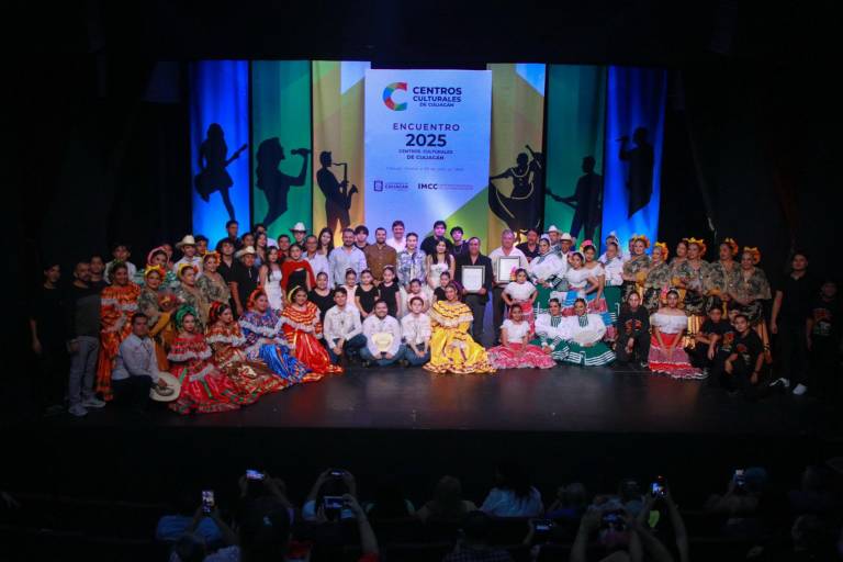 Bailan para celebrar el fin de cursos
