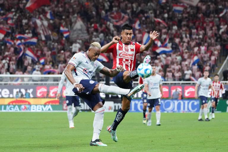 Cruz Azul vence a Chivas en duelo polémico