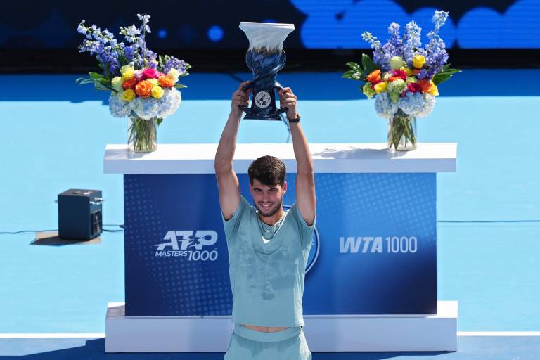 Carlos Alcaraz conquista Cincinnati tras el abandono de Jannik Sinner