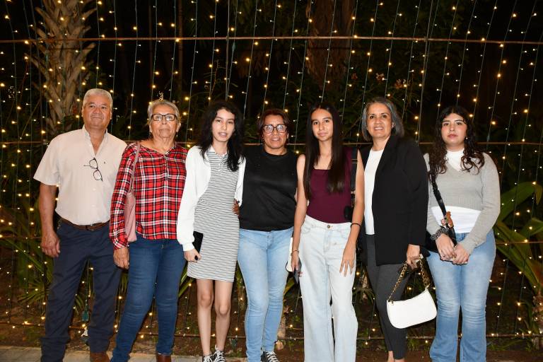 Disfrutan familias la Navidad rodeados de luz