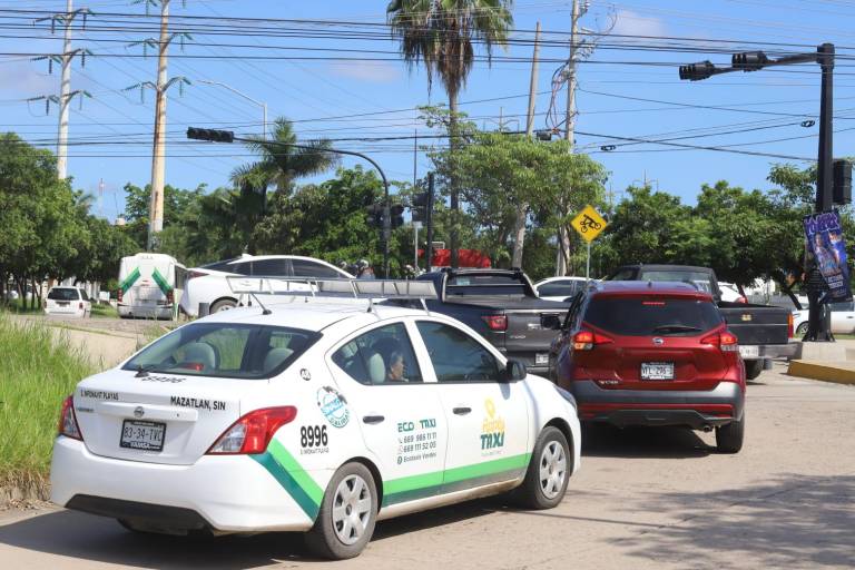 Semáforos descompuestos desatan caos vial en avenidas de Mazatlán
